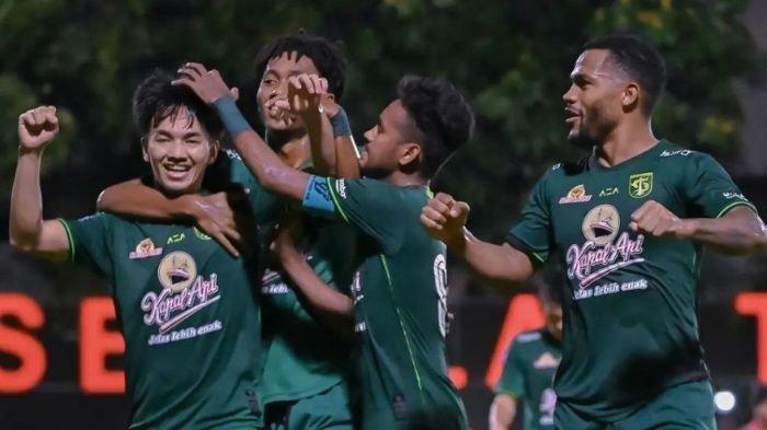 Pemain Persebaya Surabaya merayakan gol M Iqbal di laga melawan Arema FC di Stadion PTIK, Jakarta, Selasa (12/4/2023)