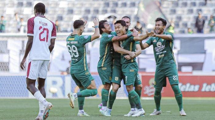 Pemain Persebaya Surabaya merayakan gol Song Ui-Young saat melawan PSM Makassar di Stadion Gelora Bung Tomo, Surabaya, Jumat (18/8)