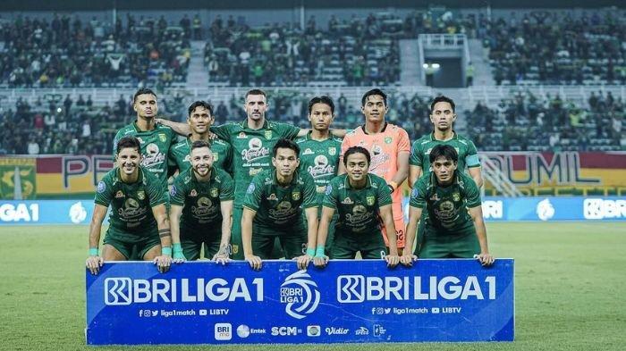 Pemain Persebaya Surabaya saat berbaris jelang pertandingan Liga 1