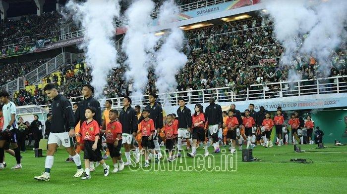 Pemain Persebaya Surabaya saat keluar dari lorong Stadion Gelora Bung Tomo, Surabaya