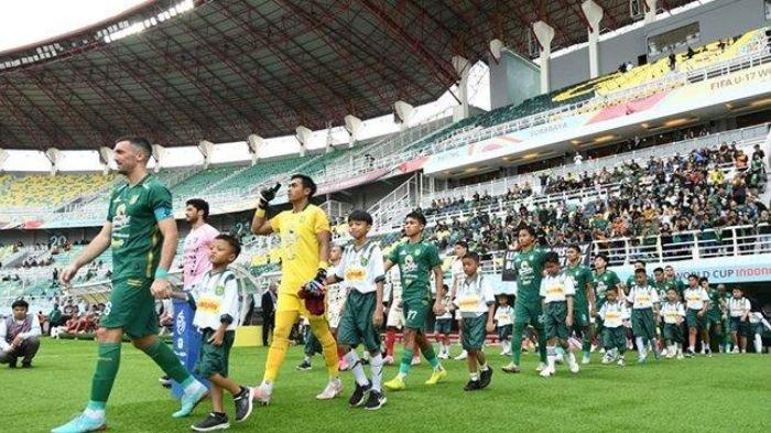 Pemain Persebaya Surabaya saat keluar lorong Stadion Gelora Bung Tomo