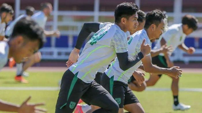 Pemain Persebaya Surabaya saat menjalani latihan tim