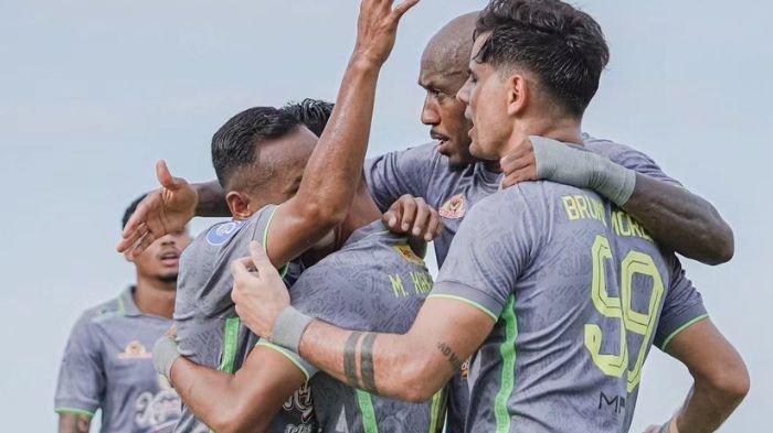 Pemain Persebaya Surabaya saat merayakan gol Paulo Henrique di laga melawan Persita Tangerang di Stadion Indomilk Arena, Tangerang pada Jumat (23/2)