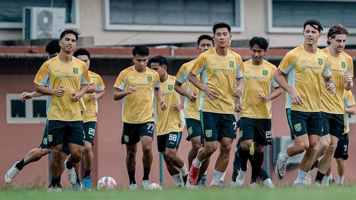 Pemain Persebaya menjalani latihan jelang menjamu Malut United di Stadion GBT, Jumat (17/1/2025) sore.