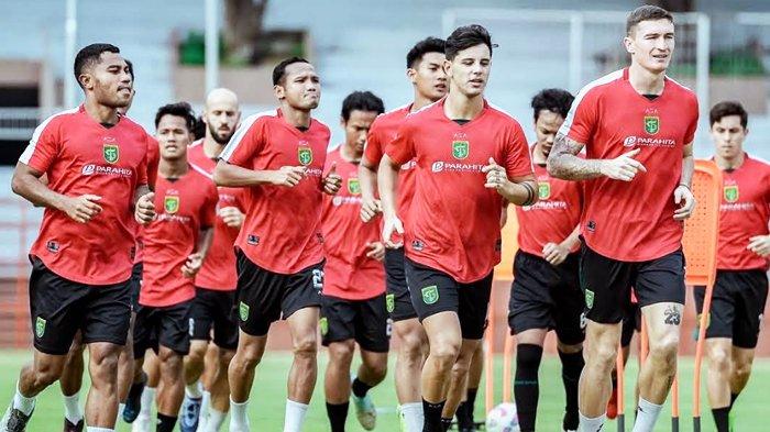 Pemain Persebaya menjalani latihan tim, persiapan jelang menjamu Persik Kediri di Stadion Gelora Bung Tomo, Surabaya pada Rabu (11/12/2024) besok sore.