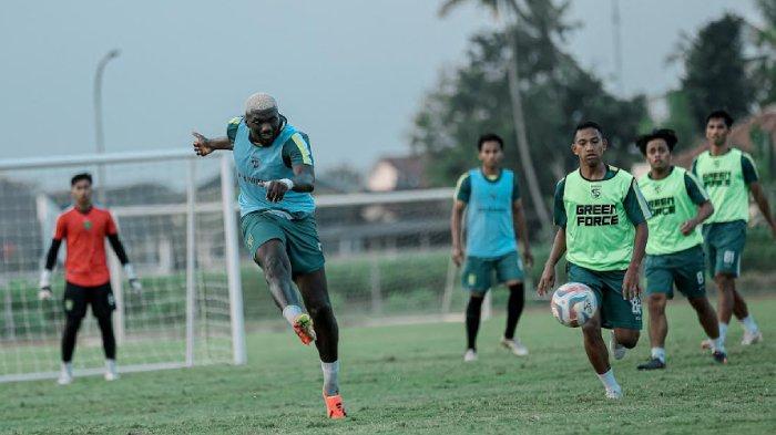 Pemain Persebaya Surabaya saat menjalani latihan tim dalam program pemusatan latihan di Yogyakarta.