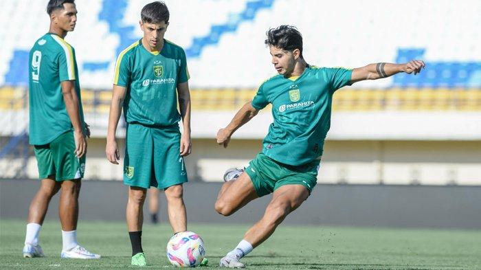 Para pemain Persebaya menjalani ofisial training jelang menghadapi Persib Bandung di Stadion Si Jalak Harupat, Kabupaten Bandung pada Jumat (18/10/2024) besok sore.