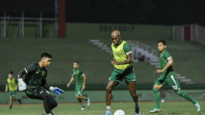 Pemain Persebaya saat melakukan persiapan terakhir di Surabaya jelang menghadapi Rans Nusantara FC. Kedua tim dijadwalkan bertanding di Stadion Maguwoharjo, Sleman, Jumat (1/12/2023)