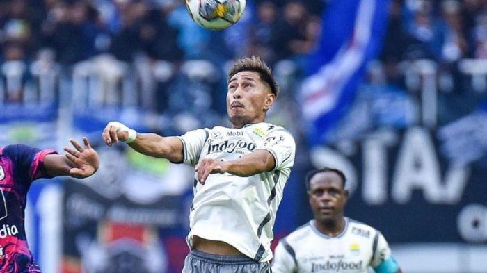 Pemain Persib Bandung, Daisuke Sato saat menyundul bola. 