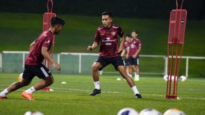 Pemain Timnas Indonesia yang sedang latihan taktikal guna untuk mempersiapkan diri untuk melawan negara negara yang kuat di grub A nanti