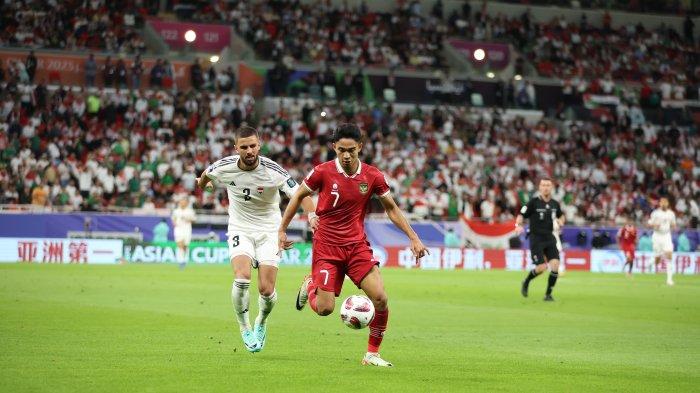 Pemain Tmnas Indonesia, Marselino Ferdinan saat dikawal bek Irak di Piala Asia 2023