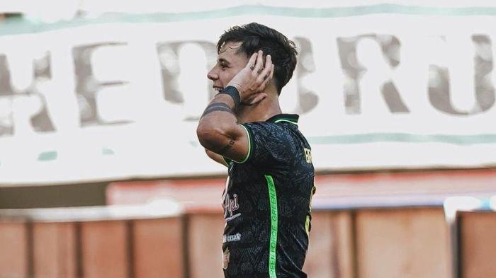 Pemain asing Persebaya Surabaya, Bruno Moreira saat merayakan golnya di Stadion Gelora Bung Tomo, Surabaya