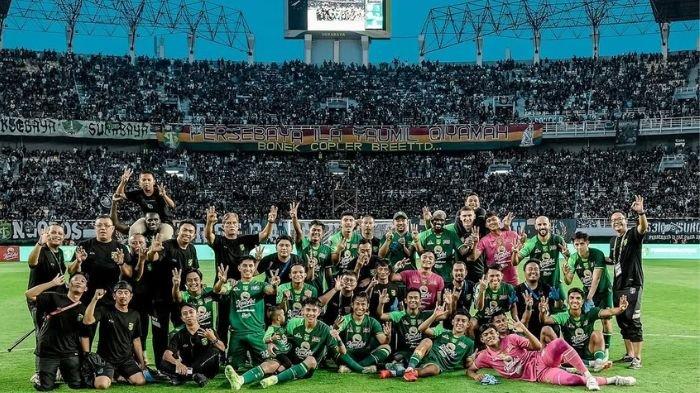 Pemain dan Offisial Persebaya Surabaya menikmati kemenangan melawan Arema FC di Stadion GBT