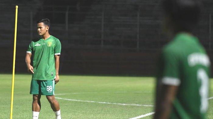 Pemain muda Persebaya Surabaya, Toni Firmansyah, mengikuti latihan tim untuk persiapan menghadapi Arema FC (27/3/2024) mendatang.
