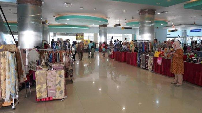 Pemilik gerai UMKM yang menjual kain batik berbagai warna dan corak yang tampil di terminal GSN GSN Pelabuhan Tanjung Perak menyambut penumpang kapal pesiar yang turun.