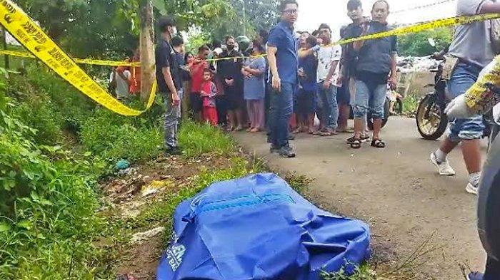 Penampakan koper mencurigakan di selokan Desa Dadapan, Kecamatan Kendal, Ngawi, saat akan dievakuasi, Kamis (23/1/2025) sekitar pukul 09.00 WIB. Ternyata isinya mayat dalam koper.