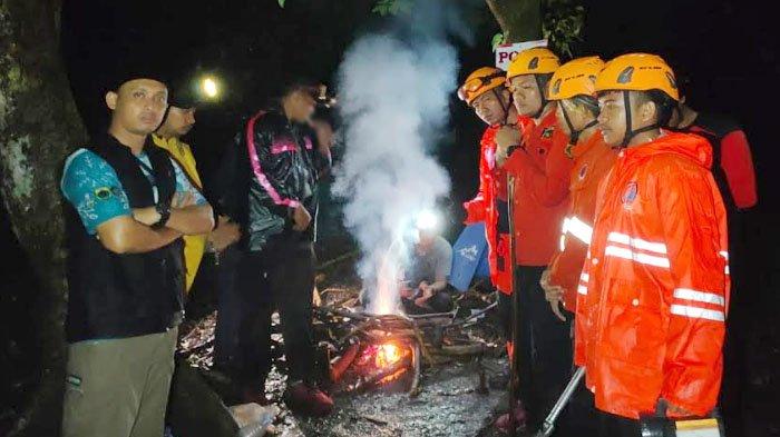 PENDAKI TERJATUH - Tim SAR gabungan yang mencari pendaki terjatuh di Gunung Saeng Desa Sumberwaru, Kecamatan Binakal, Kabupaten Bondowoso, Jawa Timur, masih tertahan di pos 2 karena cuaca berkabut dan hujan, Kamis (1/5/2025). Seorang pendaki bernama Baim (18) siswa SMKN 5 Jember dikabarkan terjatuh di Gunung Saeng sekitar pukul 13.30 WIB.