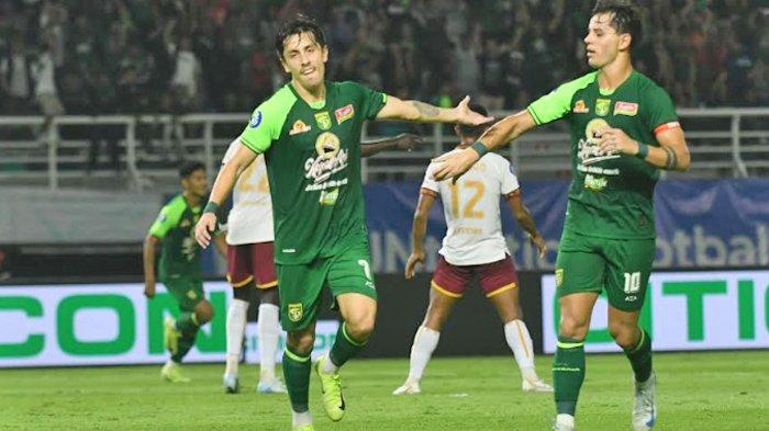 Pencetak dua gol Persebaya Surabaya Rivera (7) melakukan selebrasi dengan rekan satu tim usai membobol gawang Borneo FC Samarinda pada laga yang berlangsung di Stadion Gelora Bung Tomo (GBT) Surabaya, Jumat (20/12/2024) malam. Pertandingan Liga 1 musim 2024/2025 Matchday ke-16 ini Persebaya berhasil mengungguli Borneo dengan skor akhir 2-1.