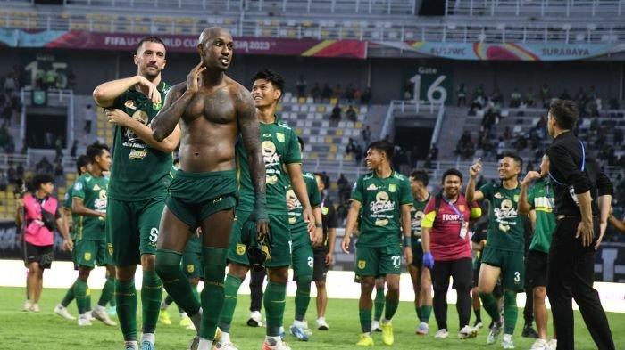 TAMBAH POIN - Pencetak gol kemenangan Persebaya Surabaya p Henrique melakukan selebrasi dengan mendekati sporter usai memasukkan gol ke gawang Bhayangkara FC Herrera (bawah) pada laga  yang berlangsung di  Stadion Gelora Bung Tomo (GBT) Surabaya, Minggu (4/2/2024). Pada pertandingan Liga 1 musim 2023/ 2024 Matchday ke-24 ini Persebaya berhasil mengungguli Bhayangkara FC dengan skor akhir 1-0
SURYA/HABIBUR ROHMAN