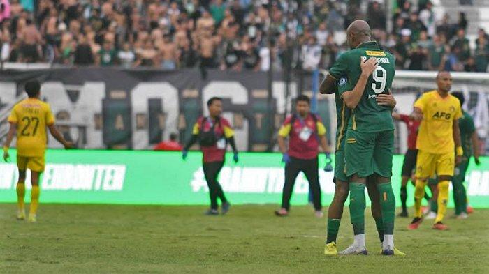 Pencetak gol penentu kemenangan Persebaya Surabaya, Paulo Henrique (9), merayakan kemenangan usai membobol gawang Persik Kediri pada laga yang berlangsung  di Stadion Gelora Bung Tomo (GBT) Surabaya, Minggu (28/4/2024). Matchday ke-34 ini merupakan laga terakhir Persebaya dan menutup Liga 1 musim 2023/ 2024 dengan kemenangan 2-1 atas Persik Kediri.