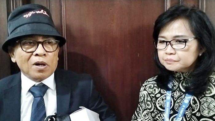 Pengacara sekolah, Sudiman Sidabukke, bersama perwakilan pihak sekolah saat menerangkan kronologi kisruh di Sekolah Kristen Gloria 2 Surabaya
