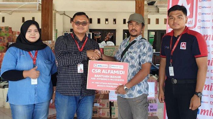Penyerahan donasi dari Alfamidi kepada warga korban banjir di Mojokerto dan Jombang yang terjadi pada akhir Desember 2024