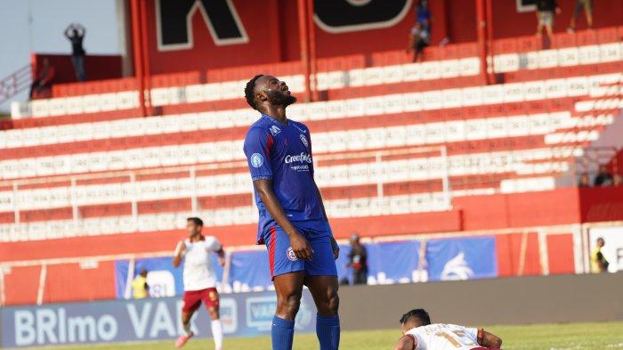 Penyerang Arema FC, Charles Lokolingoy