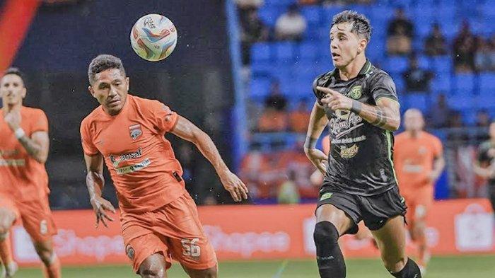 Penyerang Persebaya Surabaya, Bruno Moreira mengejar bola dibayangi pemain Borneo FC di Stadion Batakan, Balikpapan, Kamis (7/3/2024) malam ini.