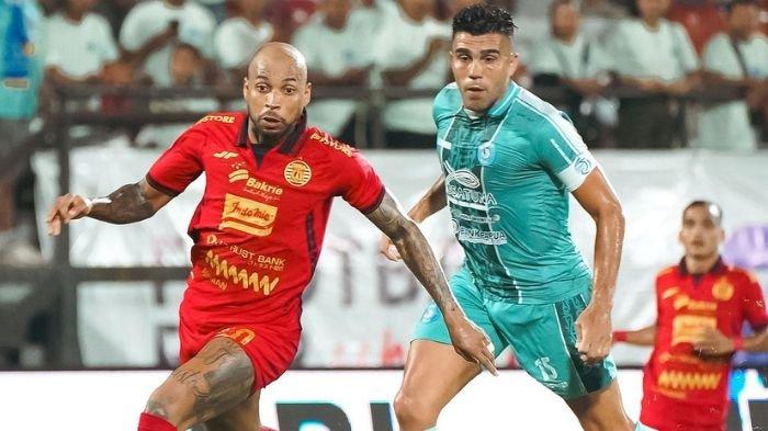 Penyerang Persija Jakarta, Gustavo Almeida dibayangi bek PSBS Biak