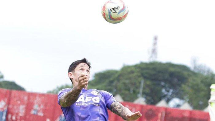 Penyerang persik kedirio, Irfan Bachdim saat latihan di Stadion Brawijaya Kota Kediri. Persik Kediri djadwalkan sambangi kandang Persib Bandung di lanjutan Liga 1