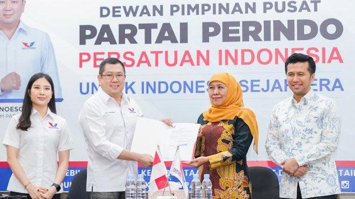 Ketum DPP Partai Perindo, Hary Tanoesoedibjo menyerahkan surat dukungan resmi untuk Khofifah Indar Parawansa dan Emil Elestianto Dardak dalam Pilgub Jatim, Rabu (22/5/2024).