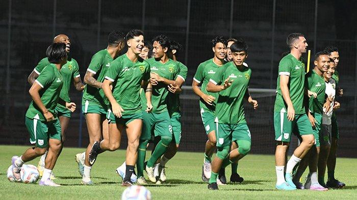 Pemain Persebaya mengikuti sesi latihan di Stadion Gelora 10 November Tambaksari Surabaya, Senin (18/3/2024) malam. Selama Bulan Ramadhan, seluruh tim melakoni program latihan pada malam hari.