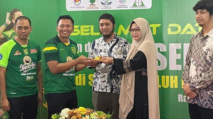 HUT PERSEBAYA - CEO Persebaya, Azrul Ananda melakukan sesi potong tumpeng di SLB Galuh Handayani Jl Manyar, Surabaya, Rabu (18/6/3025) siang. Dalam perayaan ulang tahun Persebaya ke-98 tersebut, Azrul menaruh harapan besar agar Persebaya tidak hanya eksis, namun juga terus mengukir prestasi terbaik.