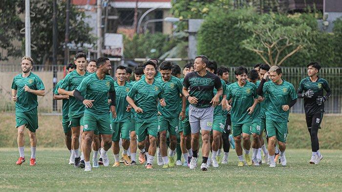 Persebaya Surabaya saat menjalani latihan persiapan Liga 1 musim ini. Persebaya harus segera bangkit dan bermain lepas serta buang tekanan dari Bonek