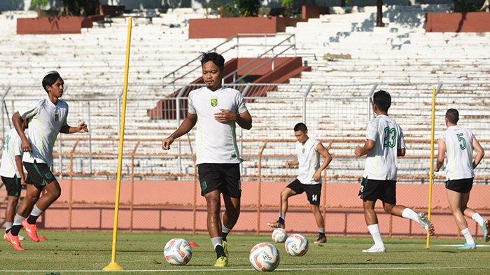 Persebaya Surabaya melakukan persiapan terakhir jelang menyambangi markas Madura United di Stadion Gelora Bangkalan, Minggu (17/9/2023).