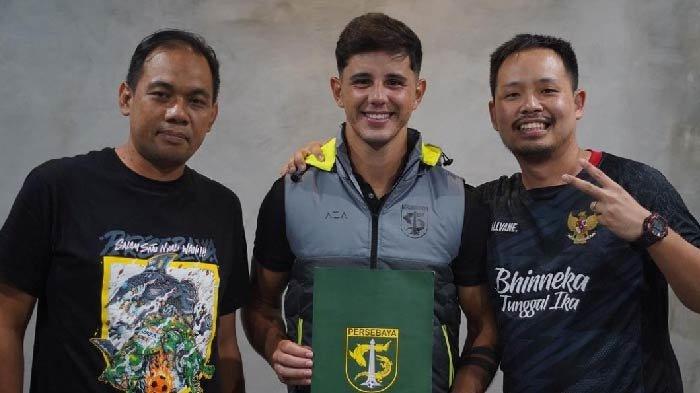 Pemain asing Persebaya Bruno Moreira bersama agennya, Gabriel Budi dan Direktur Operasional Persebaya Surabaya, Candra Wahyudi.