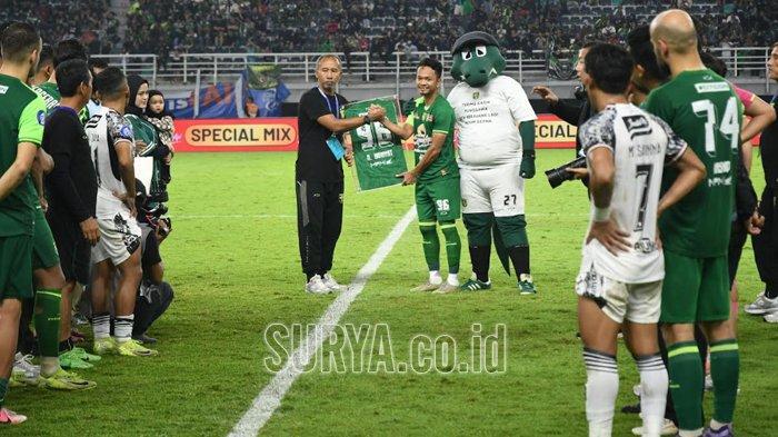 Momen M Hidayat menerima plakat penghargaan dari Persebaya yang diberikan oleh Uston Nawawi, atas perjuangan dan kesetiaan sejak 2017 membela Persebaya. Pesta perpisahan dilakukan pasca pertandingan Persebaya vs Bali United di Stadion GBT, Senin (23/5/2025) malam.