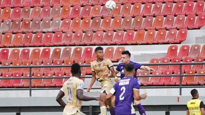 Persik Kediri menjadi pemenang dalam laga rebi Jatim pada Liga 1. Tim Macan Putih sukses mempermalukan tuan rumah Arema FC 1-0 di Stadion Kapten I Wayan Dipta Gianyar, bali, Senin (27/11/2023).