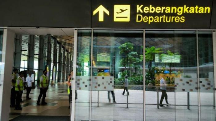 Petugas Bandara Dhoho Kediri bersiaga jelang penerbangan perdana, Jumat (5/4/2024)