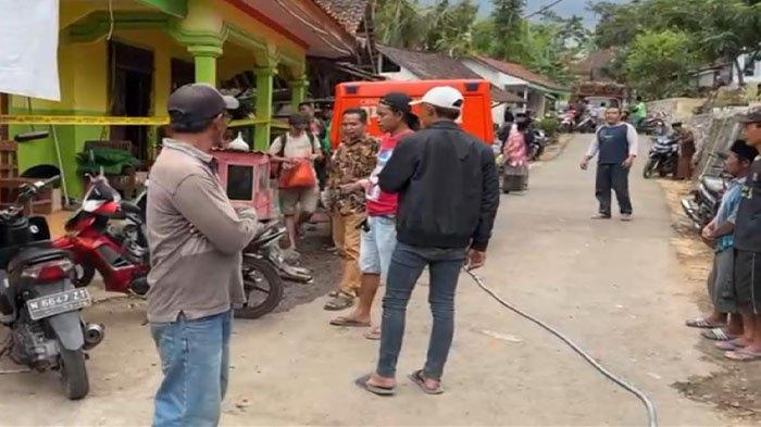 Polisi melakukan olah Tempat Kejadian Perkara Carok di <a href='https://surabaya.tribunnews.com/tag/kecamatan-sumberbaru' title='Kecamatan Sumberbaru'>Kecamatan Sumberbaru</a> Jember.