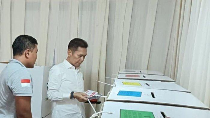 Adies Kadir berbicara di depan media setelah dilantik