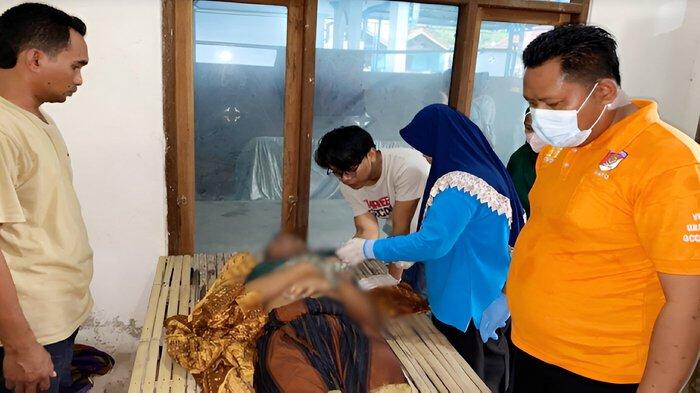 Personel Inafis Satreskrim Polres Bangkalan melakukan olah TKP di rumah AB (35) pria warga Kampung/Kelurahan Kemayoran, Bangkalan, Madura,  yang ditemukan gantung diri pada Sabtu (15/6/2024) sekitar pukul 10.00 WIB