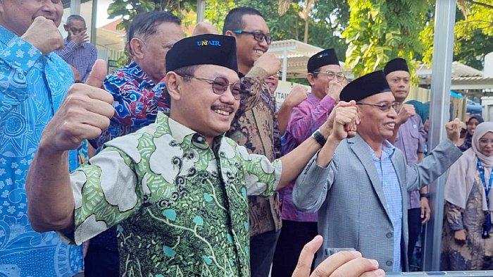 Rektor Unair Prof Moh Nasih SE MT Ak bergandengan tangan dengan Prof Dr dr Budi Santoso SpOG FER, memberitahukan pembatalan pemberhentian jabatan Prof Bus sebagai Dekan di halaman Masjid Ulul Azmi kampus C Unair, Selasa (9/7/2024).