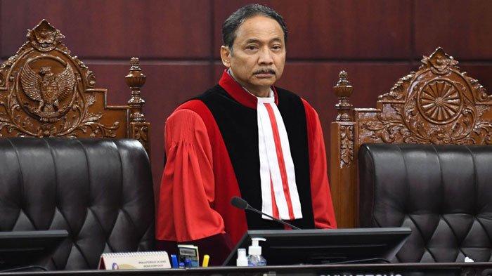 MK TOLAK GUGATAN - Ketua Mahkamah Konstitusi (MK) Suhartoyo bersiap memimpin sidang lanjutan sengketa hasil Pemilihan Presiden (Pilpres) 2024 di Mahkamah Konstitusi (MK), Jakarta, Kamis (28/3/2024). Ia memutuskan Tolak Gugatan Risma-Gus Hans Soal Hasil Pilgub Jatim.