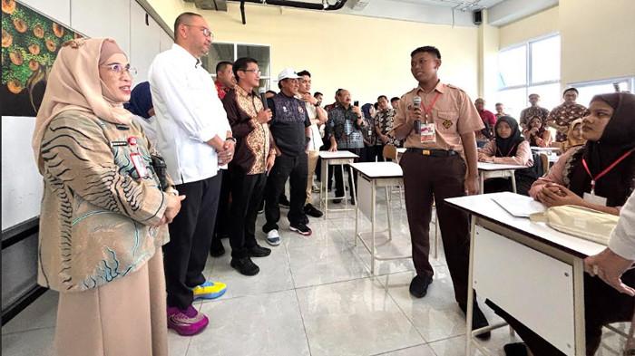 ENTAS KEMISKINAN -Farel Dwi Setyawan, dialog dengan rombongan Kementerian Koordinator Bidang Pemberdayaan RI bersama Kementerian Sosial RI, saat meninjau sekolah rakyat jenjang SMA yang berlokasi di kampus Universitas Negeri Surabaya (Unesa), Jumat (18/7/2025) pagi. Program sekolah rakyat digadang akan sukses mengentaskan kemiskinan.