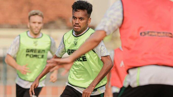 Alwi Slamat saat mengikuti latihan Persebaya