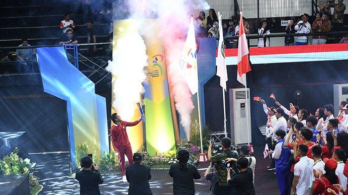 Pemain Persib Bandung, Rachmat Irianto dipercaya membawa obor ASEAN University Games 2024 di pembukaan ajang tersbeut di Universitas Negeri Surabaya (Unesa) kampus Lidah Wetan Surabaya, Selasa (25/6/2024) malam.