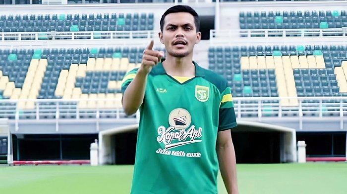 KABAR BAIK - Rachmat Irianto saat diperkenalkan menjadi pemain Persebaya lagi untuk musim 2025/2026.