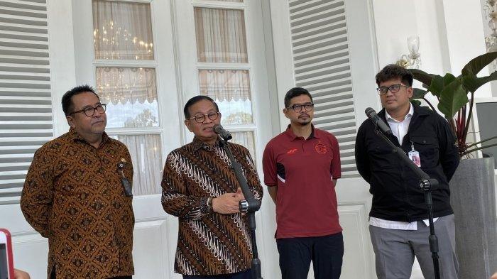 INGIN PERSIJA MENANG - Gubernur dan Wakil Gubernur Jakarta Pramono Anung dan Rano Karno, bertemu manajemen serta pemain Persija Jakarta di Balairung Balai Kota, Jakarta Pusat, Kamis (10/4/2025). Gubernur dan Wakil Gubernur Jakarta Pramono Anung dan Rano Karno menjagokan Persija Jakarta saat bertanding melawan Persebaya Surabaya, Sabtu malam.