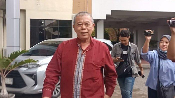 KORUPSI DANA HIBAH - Ketua DPRD Jatim Kusnadi menebar senyum saat berada di gedung BPKP, Rabu (25/1/2023). Ia baru-baru ini diperiksa KPK lagi.